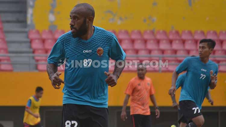 Yohanis Nabar, berhasil cetak gol pertamanya buat Sriwijaya FC.