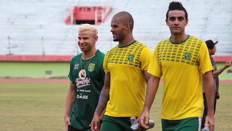 Trio pemain Brasil usai latihan Persebaya di Stadion Gelora Delta, Sidoarjo. Selasa (17/9/19). Copyright: Fitra Herdian/INDOSPORT