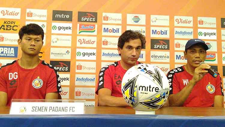 Asisten pelatih Semen Padang, Weliansyah (kanan) saat konferensi pers di Graha Persib, Jalan Sulanjana, Kota Bandung, Selasa (17/09/2019)
