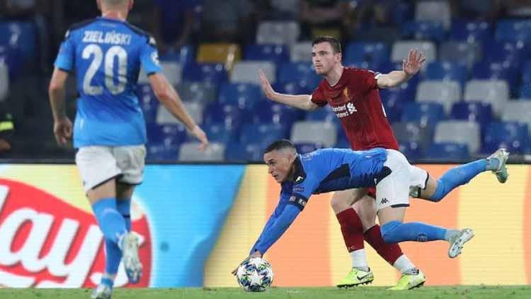 Andre Robertson (merah) melanggar Jose Callejon.