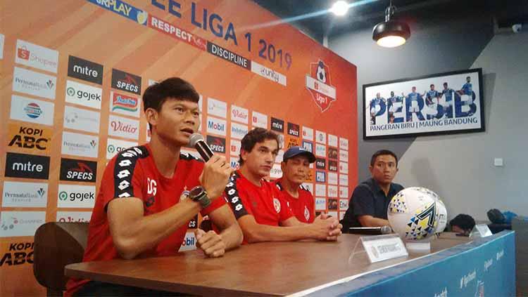 Pemain Semen Padang, Dedi Gusmawan (kiri) saat konferensi pers di Graha Persib, Jalan Sulanjana, Kota Bandung, Selasa (17/9/19).