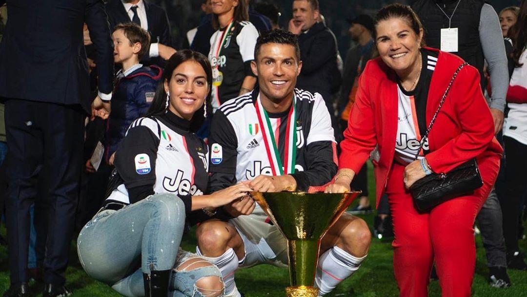 Maria Dolores (kanan), ibu dari Cristiano Ronaldo Copyright: instagram.com/cristiano