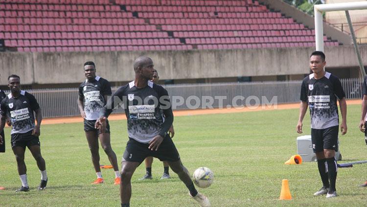 Bek Persipura Asal Brasil, Andre Ribeiro saat menjalani latihan bersama rekan-rekannya.