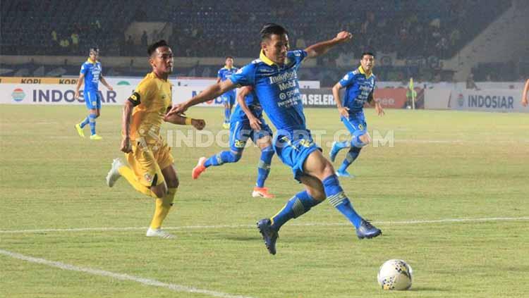 Pemain belakang Timnas Indonesia U-19, Bayu Mohamad Fiqri, mengaku siap untuk bersaing dengan dua seniornya di Persib, salah satunya Henhen Herdiana (kanan).