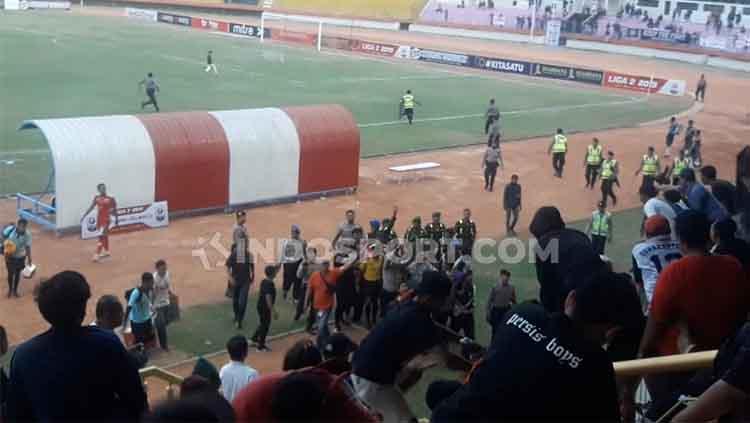 Berikut 3 insiden penyiraman air keras di ranah sepak bola serupa apa yang diterima penyidik Komisi Pemberantasan Korupsi (KPK) Novel Baswedan. - INDOSPORT