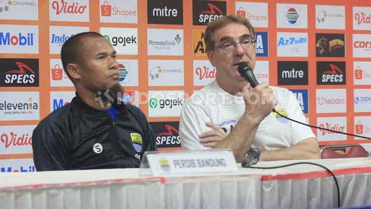 Pelatih Persib Bandung, Robert Rene Alberts (kanan) ditemani pemainnya Supardi Nasir saat konferensi pers seusai pertandingan mengahadapi Semen Padang di Stadion Si Jalak Harupat, Kabupaten Bandung, Rabu (18/09/2019).