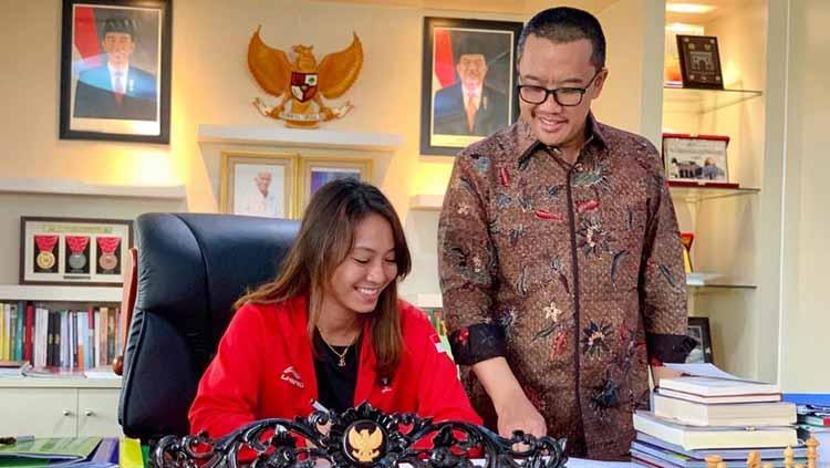 Pemain PGN Jakarta Popsivo Polwan, Berllian Marsheilla saat bersama Imam Nahrawi.