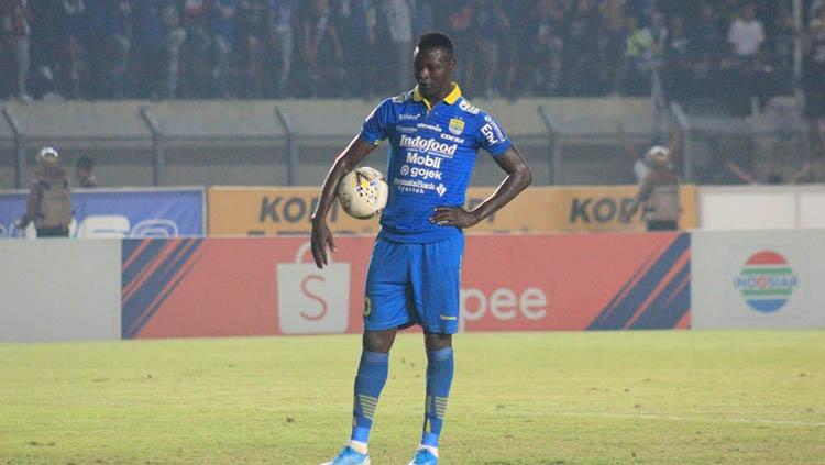 Eks Stiker Persib Bandung, Ezechiel N'Douassel dalam pertandingan Liga 1 2019 menghadapi Semen Padang, Rabu (18/09/19).