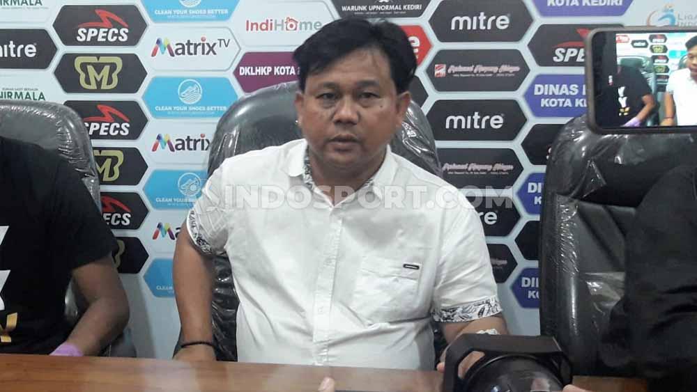 Pelatih Persik, Budiarjo Thalib dalam konferensi pers. Copyright: Ian Setiawan/INDOSPORT