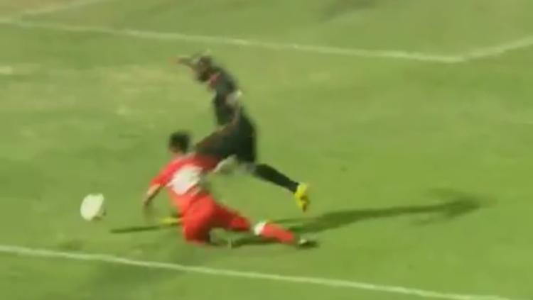 Detik-detik pemain Badak Lampung, Suhandi, dianggap melakukan diving di kotak penalti.