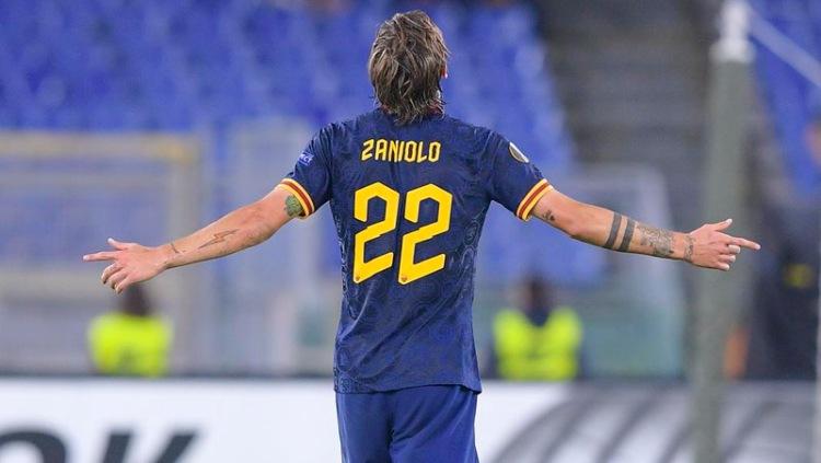 Indosport - Teka-teki liar yang menyelimuti masa depan bintang AS Roma, Nicolo Zaniolo memasuki babak akhir. Pemain berusia 22 tahun tersebut bakal meninggalkan Stadion Olimpico dan berlabuh ke Juventus. Bahkan pekan depan Zaniolo dilaporkan bakal diumumkan sebagai pemain anyar I Bianconeri.