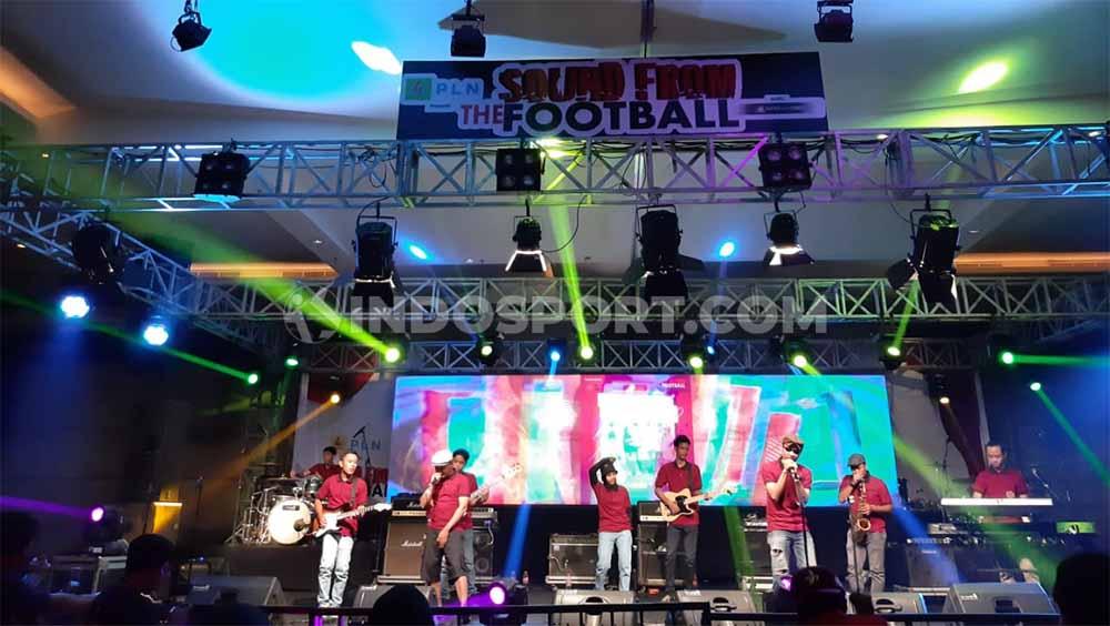 Acara musik suporter bola bertajuk 'Sound From The Football' resmi digelar di Ballroom Kuningan City, Jakarta Selatan, Jumat (20/09/19). - INDOSPORT