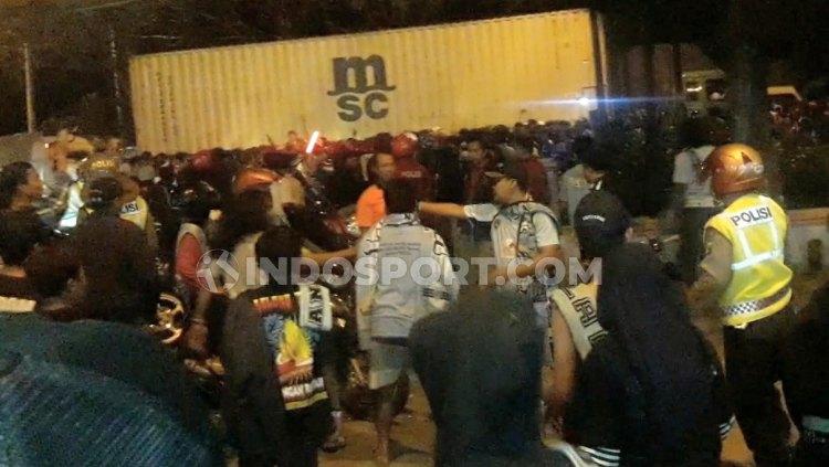 Oknum Aremania dan suporter Persela Lamongan terlibat kerusuhan kecil, Jumat (20/09/19). Copyright: INDOSPORT/Ian Setiawan