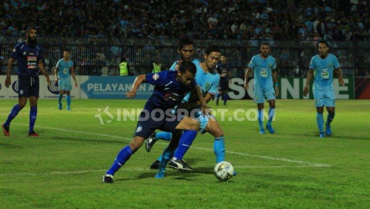 Hamka Hamzah tengah menguasai bola di pertandingan Persela Lamongan vs Arema FC, Jumat (20/09/19). Copyright: INDOSPORT/Ian Setiawan