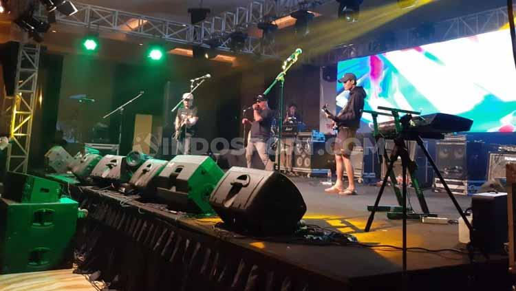 Spirit From Outsider menjadi salah satu grup musik yang tampil di acara musik Sound From The Football, Jumat (20/09/19). - INDOSPORT