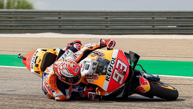 Detik-detik kecelakaan tunggal yang dialami oleh Marc Marquez di tes pramusim MotoGP 2020 di sirkuit Sepang, Malaysia pada Sabtu (08/02/20). - INDOSPORT