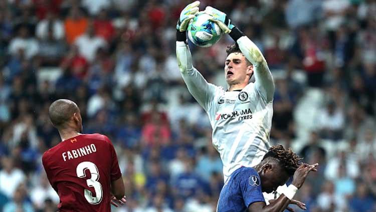 Kiper Chelsea, Kepa Arrizabalaga saat menangkap bola hasil sundulan dari gelandang Liverpool, Fabinho Copyright: NurPhoto/GettyImages