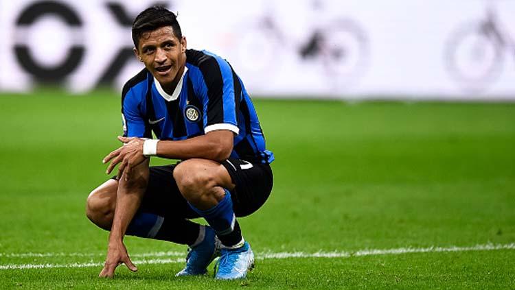 Alexis Sanchez jadi korban kritik pedas legenda Inter Milan, Giampaolo Pazzini, usai Nerazzurri hanya bermain imbang kontra Bologna di Liga Italia 2023/24. - INDOSPORT