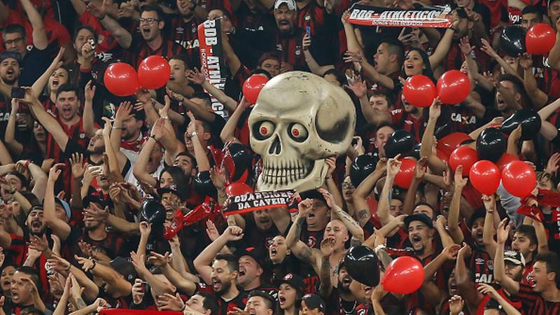 Fans dari klub Athletico Paranaense harus mengalami kecelakaan fatal akibat menyalakan flare yang membuat tangan kirinya hilang