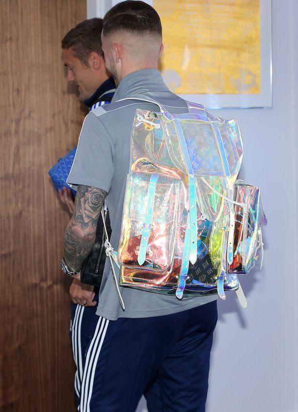 Gelandang Leicester City, James Maddison mengenakan tas merk Louis Vuitton sebelum pertandingan melawan Tottenham, Sabtu (21/9/19). Copyright: Mirror