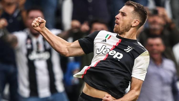 Gelandang Juventus, Aaron Ramsey, merayakan golnya ke gawang Verona dalam lanjutan Serie A Liga Italia 2019/20. Copyright: Twitter @ChampionsLeague