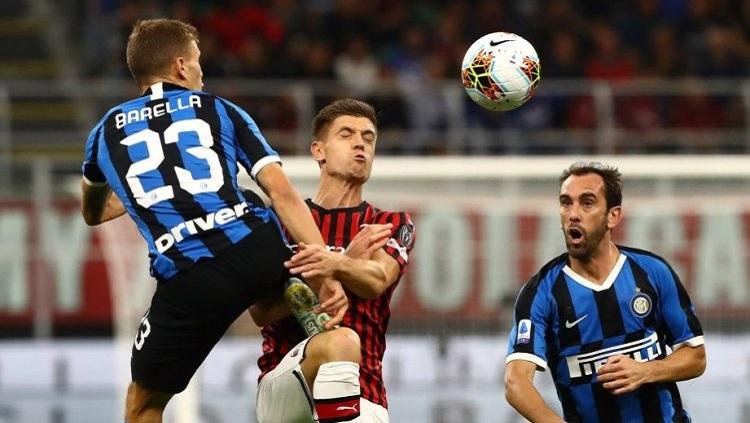 Duel Piatek dan Barella pada laga AC Milan vs Inter Milan di pekan ke-4 Serie A Italia 2019-20, Minggu (22/09/19) dini hari WIB. Copyright: Twitter/@Inter_en