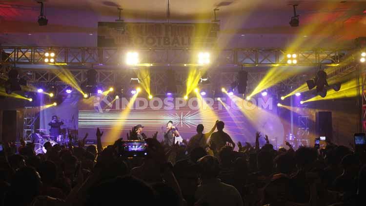 NDX AKA saat perform pada acara Sound From The Football, Sabtu (21/09/19) malam.
