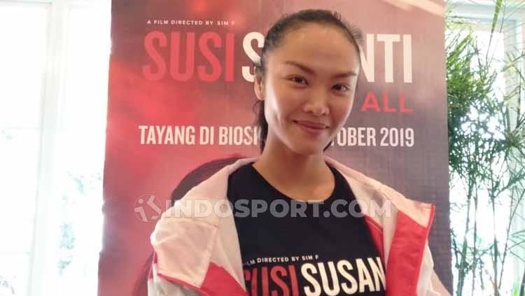 Kelly Tandiono, salah satu pemeran di fim Susi Susanti: Love All, menunjukkan reaksi kocak saat ditanya siapa nama tiga pebulutangkis putra Indonesia. - INDOSPORT