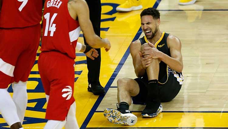 Bintang Golden State Warriors, Klay Thompson mengerang kesakitan saat melawan Toronto Raptors di Final NBA 2019 pada pertengahan Juni 2019 kemarin