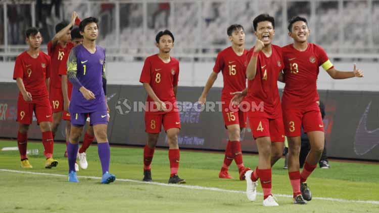 Timnas Indonesia U-16 saat merayakan keberhasilan lolos ke putaran final Piala Asia U-16 2020. Herry Ibrahim/INDOSPORT.