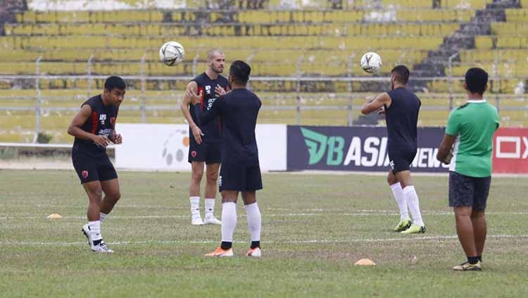 Official training PSM Makassar di Stadion Gelora Haji Agus Salim, Padang, Minggu (22/9/19). - INDOSPORT
