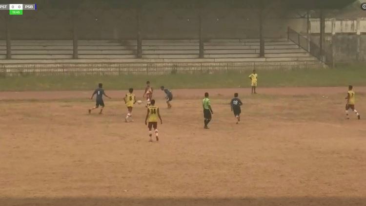 Pertandingan Piala Soeratin U-17 Jambi yang tetap bergulir meski kabut asap tebal melanda