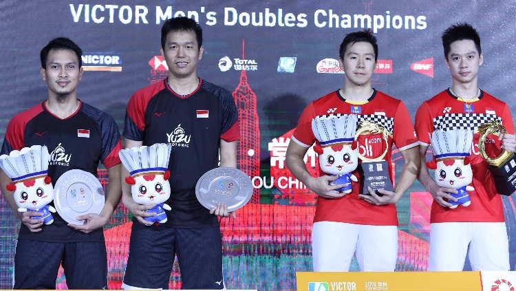 Kevin Sanjaya Sukamuljo/Marcus Fernaldi Gideon dan Mohammad Ahsan/Hendra Setiawan di podium China Open 2019. - INDOSPORT