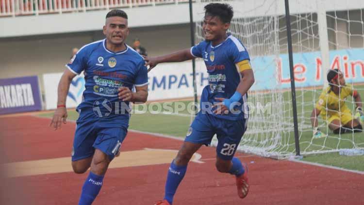 Ada 5 Pemain sepak bola beragama Islam atau mualaf yang pernah membela klub Liga 1 Persib Bandung, termasuk Cristian Gonzales.