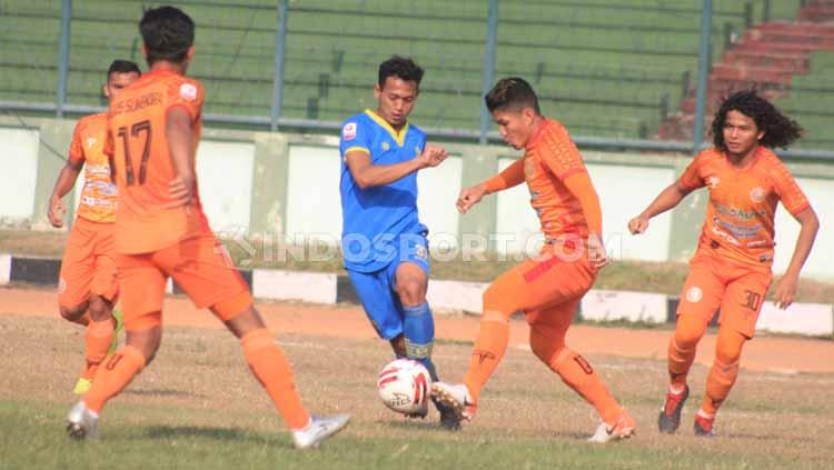 Striker Blitar Bandung United, Muchlis Hadi Ning dijaga ketat pemain Persiraja Banda Aceh di Stadion Siliwangi, Kota Bandung, Senin (23/09/2019). Copyright: Arif Rahman/INDOSPORT