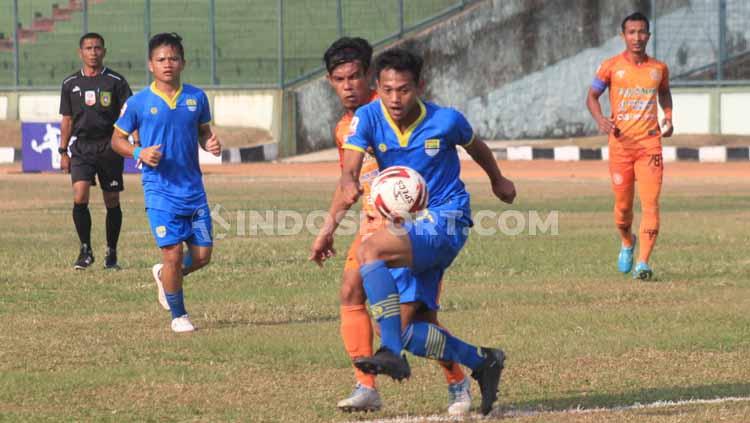 Striker Blitar Bandung United, Muchlis Hadi Ning melewati pemain Persiraja Banda Aceh di Stadion Siliwangi, Kota Bandung, Senin (23/09/2019).
