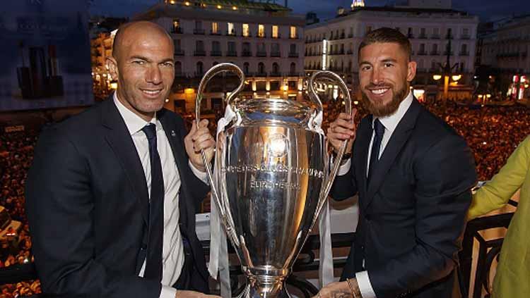 Zinedine Zidane dan Sergio Ramos, pelatih dan kapten Real Madrid saat berfoto dengan trofi Liga Champions. Copyright: Angel Martinez/GettyImages