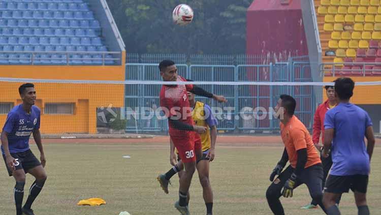 Kiper Sriwijaya FC, Hendra Mole, menyundul bola saat latihan takraw. - INDOSPORT