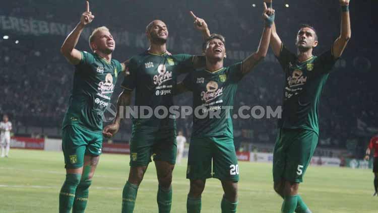Aksi selebrasi pemain Persebaya Surabaya usai Osvaldo Haay mencetak gol. Copyright: Fitra Herdian/INDOSPORT