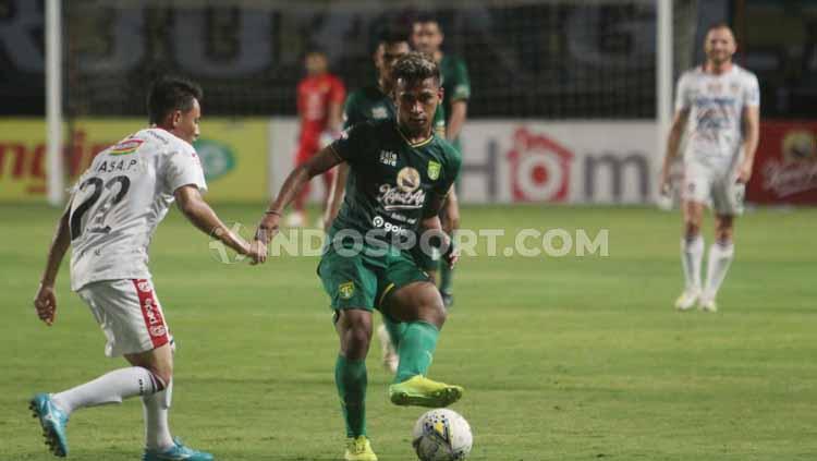 Osvaldo Haay mengeksekusi bola ke arah gawang Bali United. - INDOSPORT
