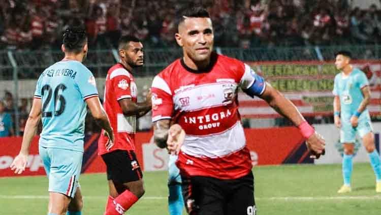 Beto Goncalves melakukan selebrasi usai membobol gawang Persela Lamongan. Copyright: maduraunited.fc