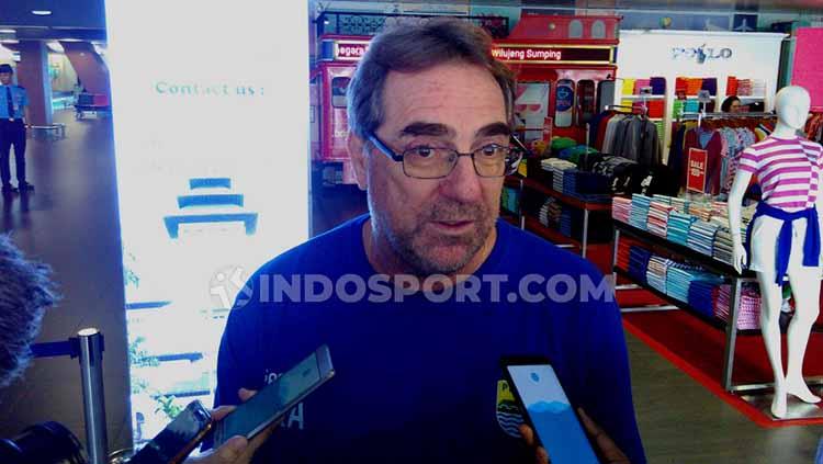 Pelatih Persib, Robert Rene Alberts saat ditemui di Bandara Husein Sastranegara, Kota Bandung, Selasa (24/09/2019).