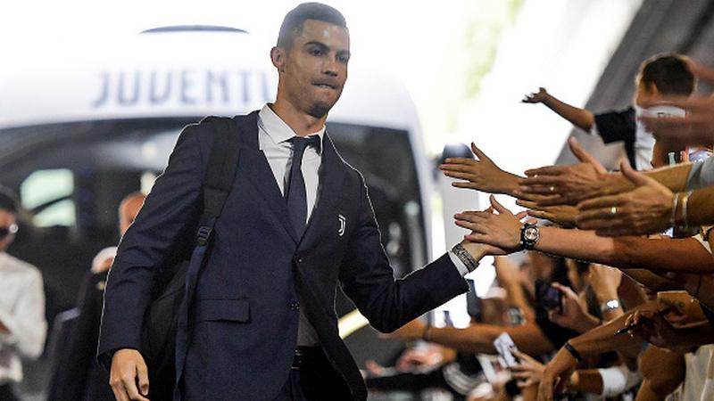 Cristiano Ronaldo saat menyapa para fans