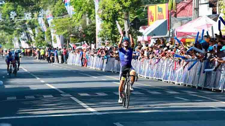 Selebrasi Aiman Cahyadi usai menjuarai etape 2 Tour de Banyuwangi Ijen 2019.