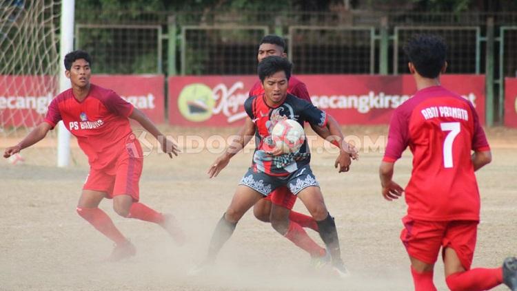Pertandingan antara PS Badung (merah) melawan Putra Tresna Bali FC (hitam) di Stadion Ngurah Rai, Denpasar, Kamis (26/9/19). Foto: Nofik Lukman Hakim