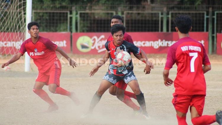 Pertandingan antara PS Badung (merah) melawan Putra Tresna Bali FC (hitam) di Stadion Ngurah Rai, Denpasar, Kamis (26/9/19). Foto: Nofik Lukman Hakim - INDOSPORT