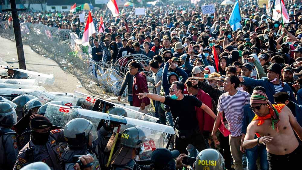 Mahasiswa bentrok dengan polisi menentang pemerintah untuk membatalkan revisi RUU KUHP dan berencana untuk melemahkan komisi anti korupsi (KPK), Kamis (26/09/2019). Copyright: Juni Kriswanto/AFP/JUNI KRISWANTO/AFP/Getty Images