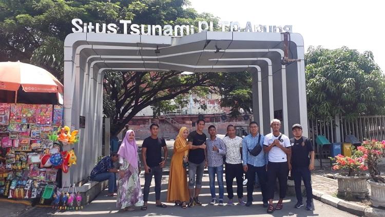 Pemain Sriwijaya FC menyambangi Museum Tsunami di Banda Aceh.