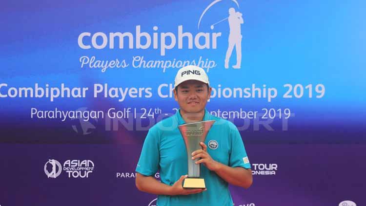 Pegolf asal Jepang, Ryuichi Oiwa mengangkat piala setelah meraih juara pada Combiphar Player Championship 2019 di Lapangan Parahyangan Golf, Kabupaten Bandung Barat, Jumat (27/9/2019). - INDOSPORT