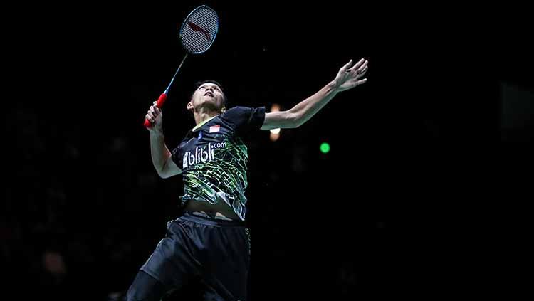 Jonatan Christie membalikkan smash kepada lawan.